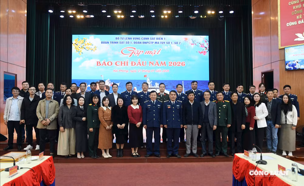 Các đại biểu chụp ảnh lưu niệm