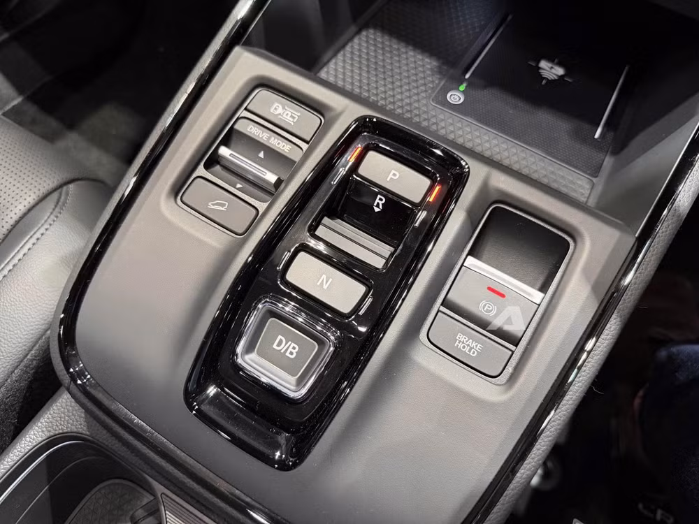 Khu vực điều khiển sang số và vận hành trên Honda CR-V e:HEV - Ảnh: HVN