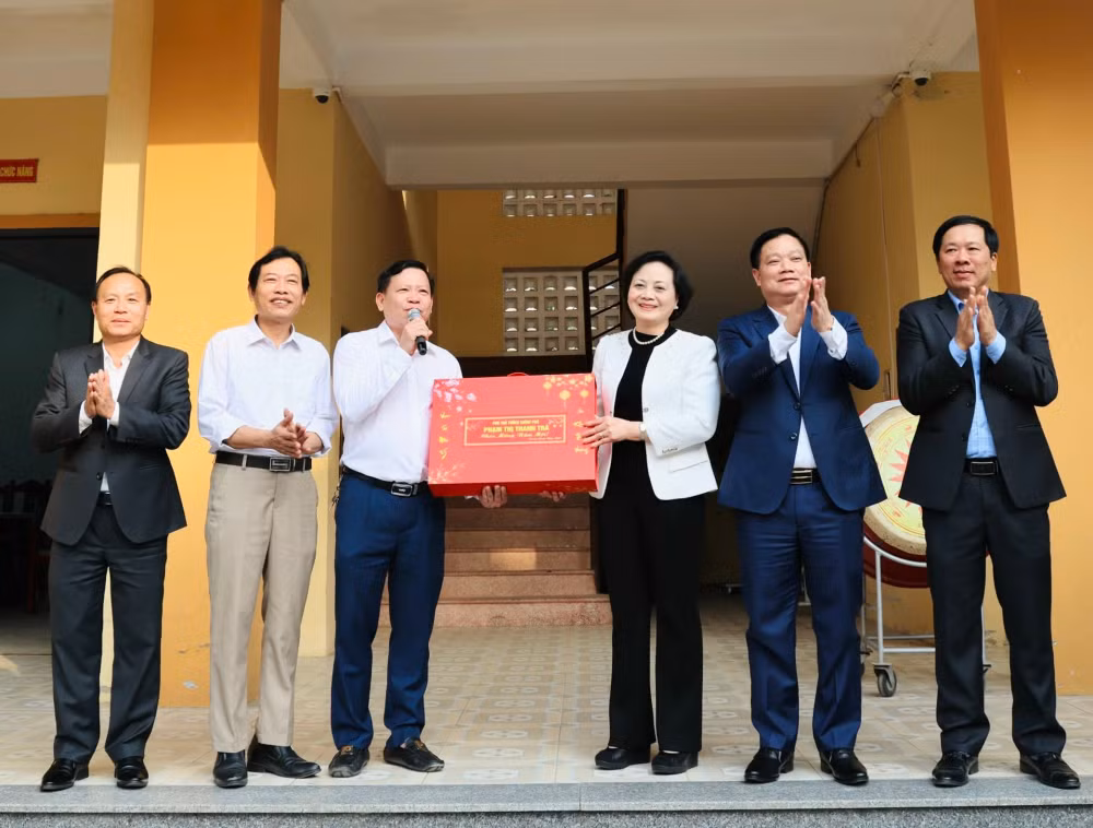 Phó Thủ tướng Phạm Thị Thanh Trà thăm, tặng quà Tết người có công, hộ nghèo, hộ khó khăn tại Nghệ An- Ảnh 8.