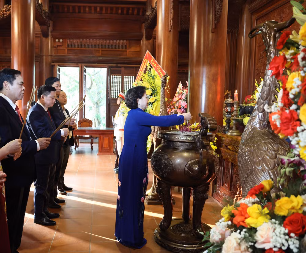 Phó Thủ tướng Phạm Thị Thanh Trà dâng hương tưởng niệm Chủ tịch Hồ Chí Minh tại Khu di tích Kim Liên- Ảnh 2.