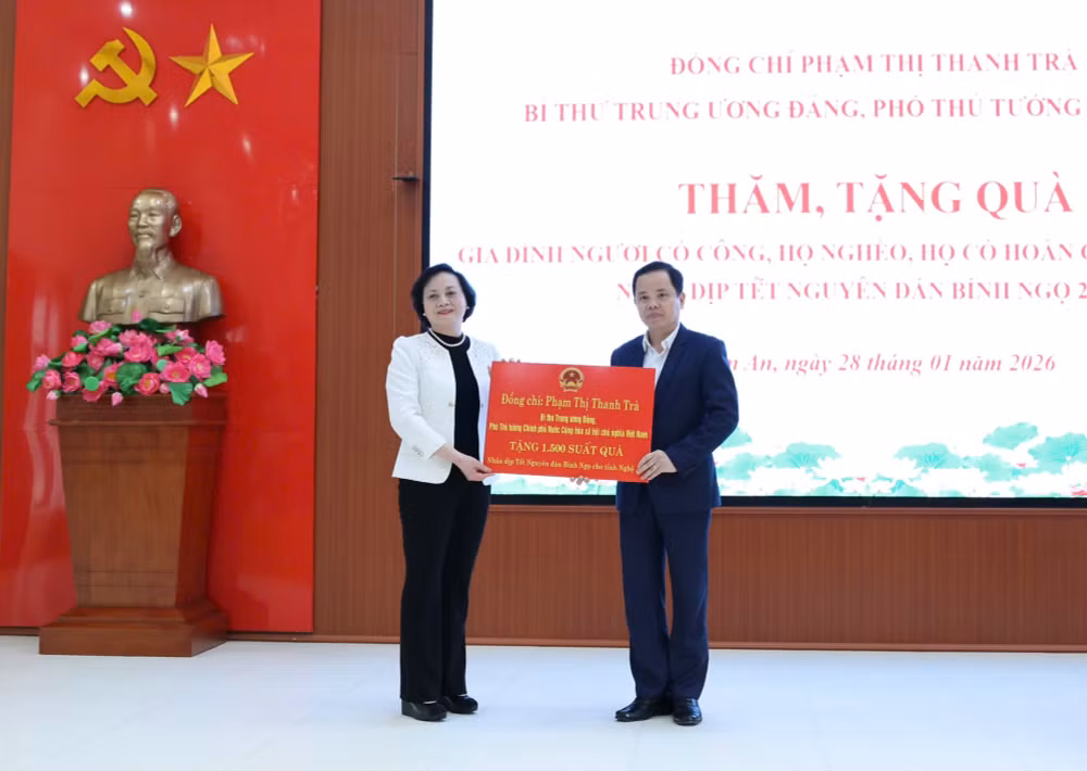 Phó Thủ tướng Phạm Thị Thanh Trà thăm, tặng quà Tết người có công, hộ nghèo, hộ khó khăn tại Nghệ An- Ảnh 2.