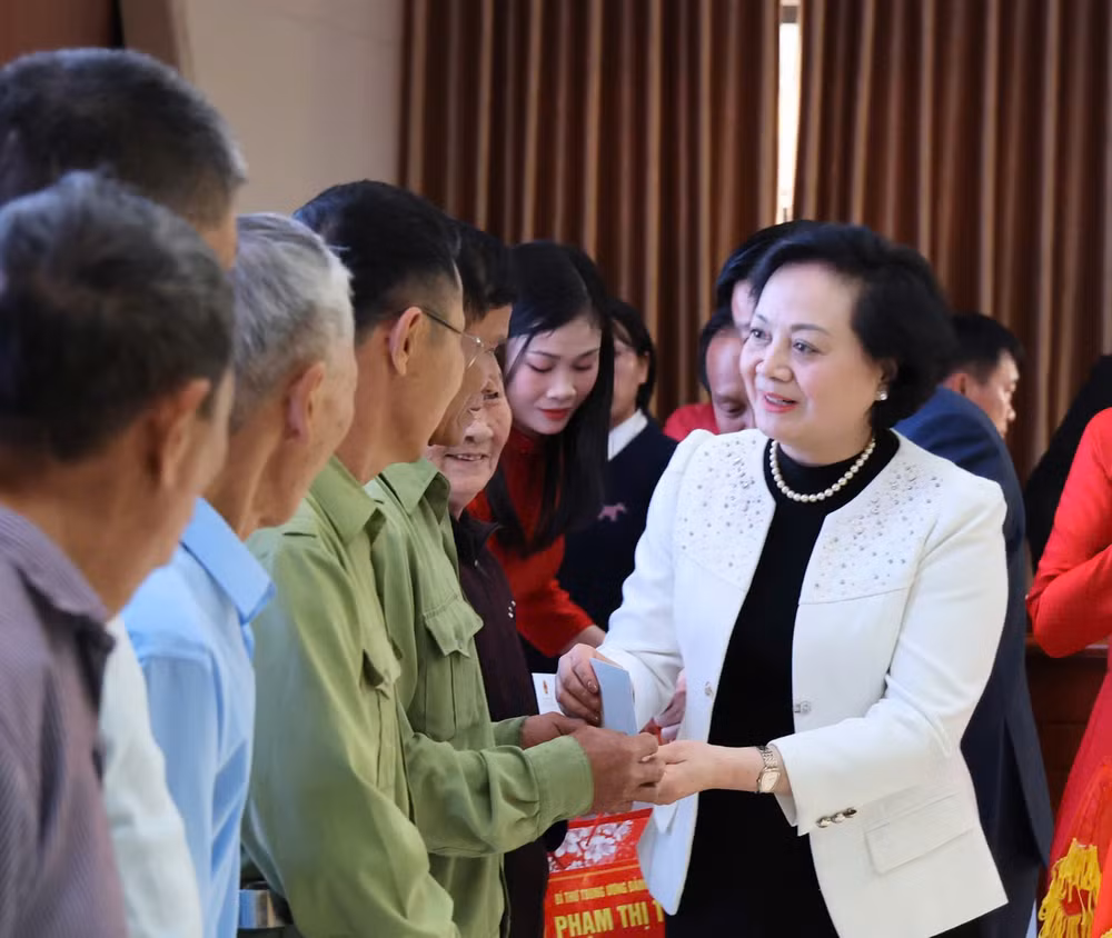 Phó Thủ tướng Phạm Thị Thanh Trà thăm, tặng quà Tết người có công, hộ nghèo, hộ khó khăn tại Nghệ An- Ảnh 3.