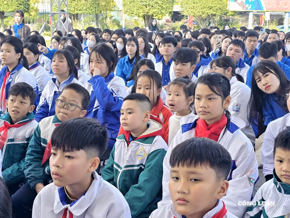 8-tuoi-tre-quang-ninh-thi-dua-mung-dang-doan.jpg