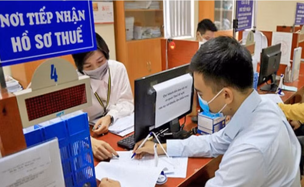 Không xử phạt chậm nộp hồ sơ khai thuế khi phải nộp lại do thay đổi kỳ tính thuế- Ảnh 1.