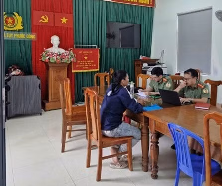phong-quan-ly-xuat-nhap-canh-lam-viec-voi-ong-n.v.d.jpg