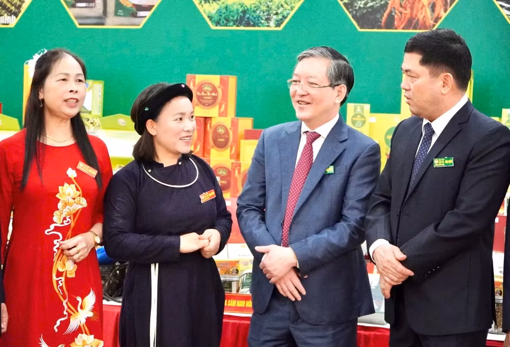 Nông dân giỏi tỉnh Bắc Ninh phấn khởi báo cáo thành tích sản xuất kinh doanh với Chủ tịch Hội Nông dân Việt Nam Lương Quốc Đoàn tại Đại hội Hội Nông dân tỉnh Bắc Ninh lần thứ I, nhiệm kỳ 2025 - 2030. Ảnh: Ngọc Hải