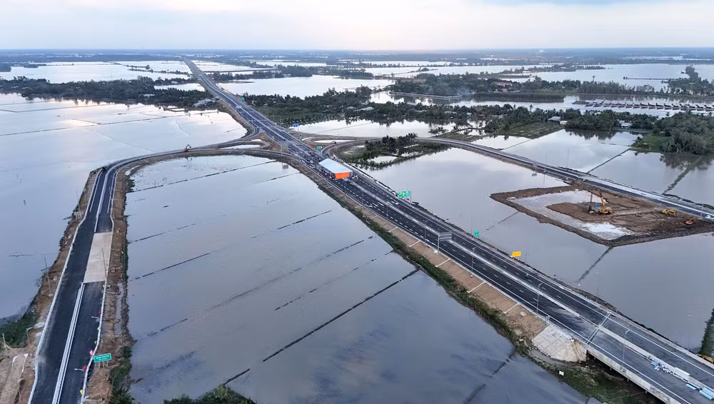 Ảnh 1. Hình ảnh cao tốc Cần Thơ - Cà Mau là đoạn tuyến cuối của cao tốc Bắc - Nam phía Đông chạy dọc dài đất nước. Ảnh.TL.