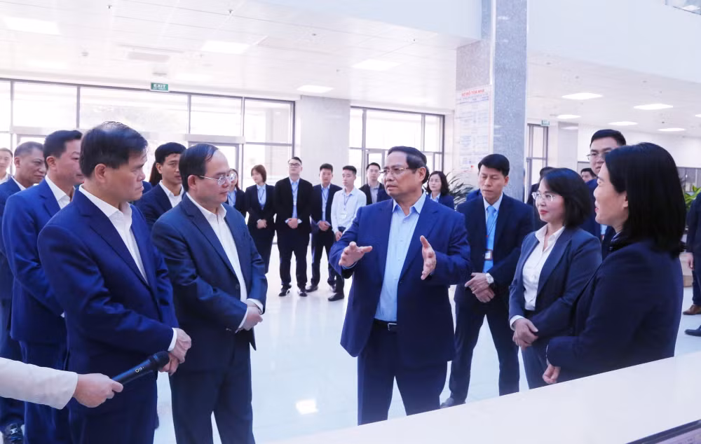 Thủ tướng: Cán bộ Trung tâm hành chính công phải chủ động, tận tâm phục vụ nhân dân- Ảnh 2.