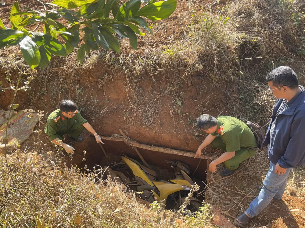 Chiếc xe máy được phát hiện cách hiện trường gây án chừng 5km