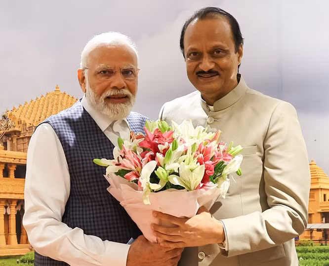 Thủ tướng Ấn Độ Narendra Modi (trái) và Phó thủ hiến bang Maharashtra Ajit Pawar. Ảnh: X/narendramodi