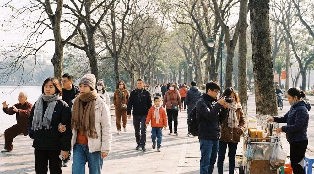 Người dân Hà Nội tận hưởng ngày đông khô ráo nhưng vẫn phải quàng khăn ấm - Ảnh minh họa