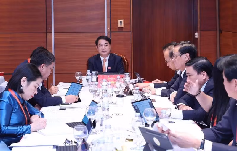 Đoàn đại biểu Đảng bộ tỉnh Khánh Hoà thảo luận các văn kiện Đại hội tại Đoàn.
