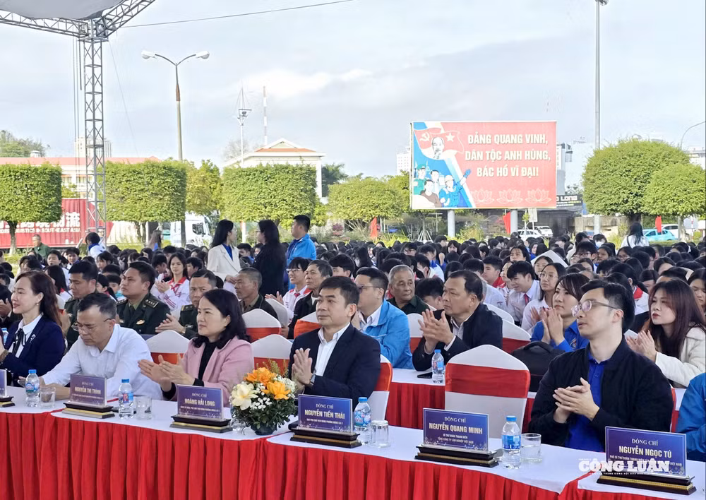 3-tuoi-tre-quang-ninh-thi-dua-mung-dang-doan.jpg