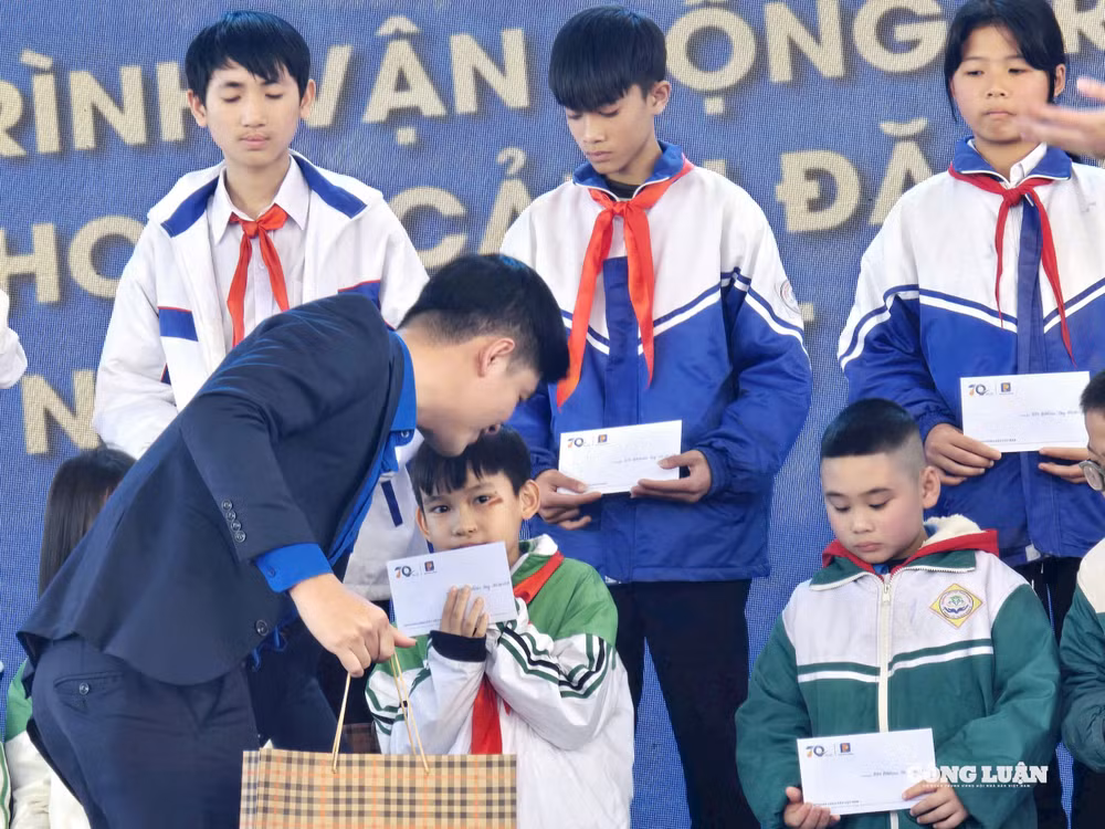 12-tuoi-tre-quang-ninh-thi-dua-mung-dang-doan.jpg