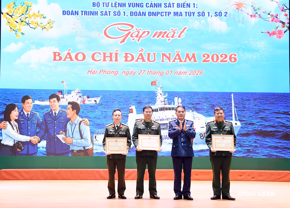 Đại tá Lương Cao Khải, Phó Tư lệnh - Tham mưu trưởng Vùng trao thưởng cho các tập thể