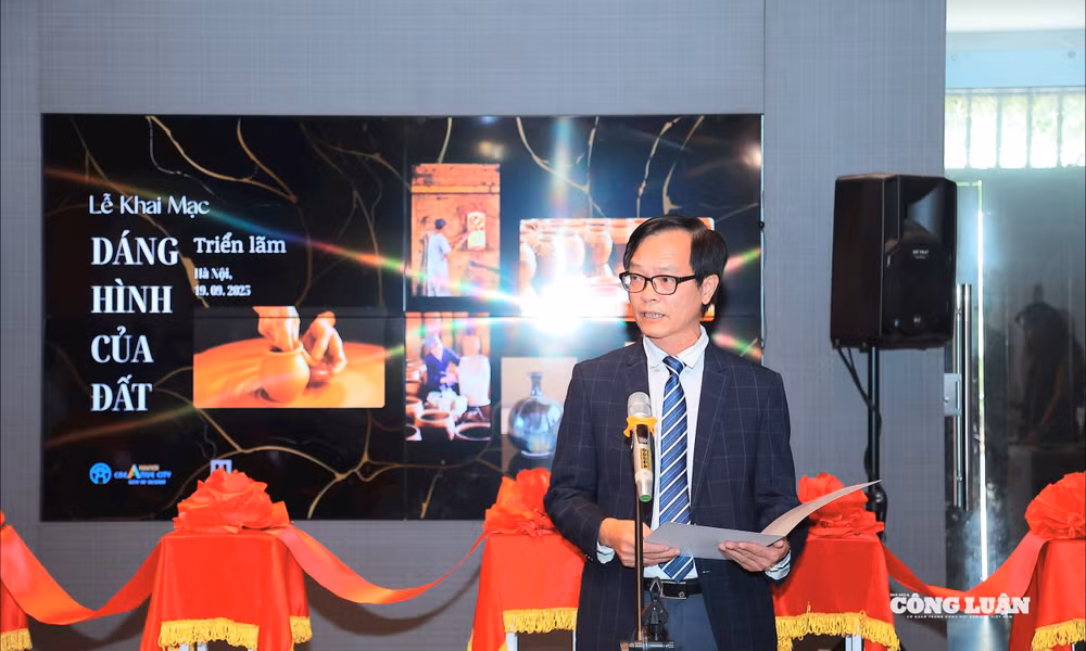 Ông Nguyễn Tiến Đà, Giám đốc Bảo tàng Hà Nội phát biểu khai mạc triển lãm. 