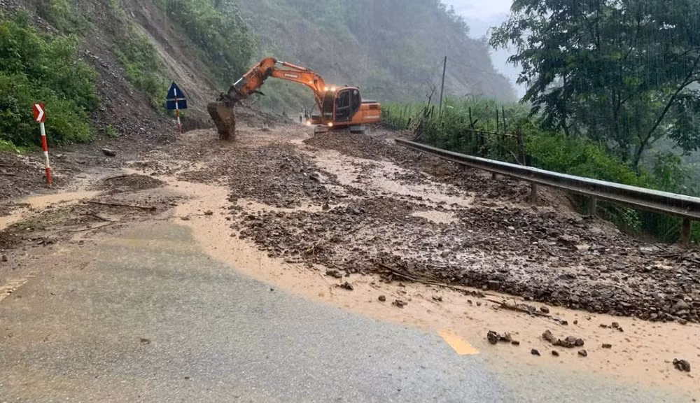 Sạt lở xảy ra tại Km113+230 Quốc lộ 12, Điện Biên (ảnh: NDCC)