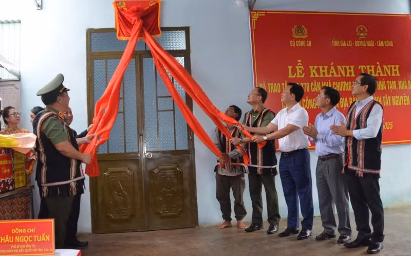 Thứ trưởng Phạm Thế Tùng cùng các đại biểu dự lễ khánh thành, bàn giao nhà cho hộ gia đình ông Bên tại làng H’Lâm, xã Đăk Đoa.