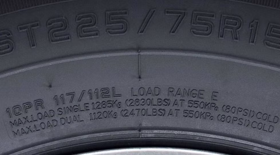 Thành lốp hiển thị tải trọng tối đa và áp suất tối đa. Ảnh: Les Schwab Tire Center
