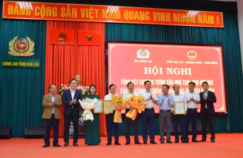 Đại diện lãnh đạo các tỉnh Lâm Đồng, Quảng Ngãi và Gia Lai trao tặng Bằng khen cho các cá nhân, tập thể có thành tích xuất sắc trong đợt thi đua đặc biệt “Chung tay xóa nhà tạm, nhà dột nát”.