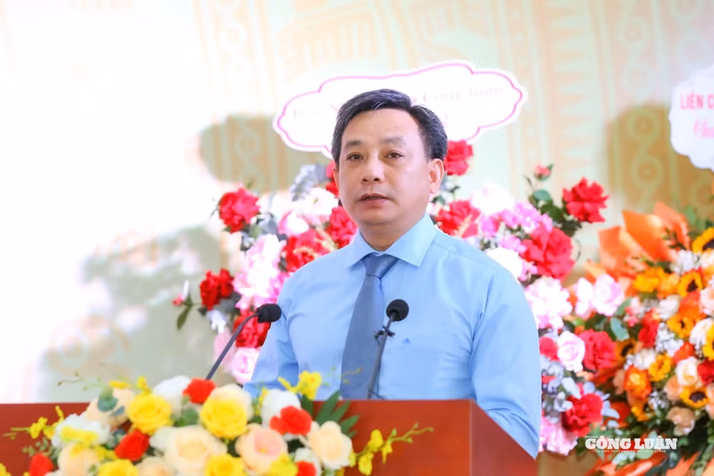 Ông Phan Toàn Thắng, Uỷ viên Ban Chấp hành, Chánh văn phòng Hội Nhà báo Việt Nam trình bày tham luận tại Đại hội