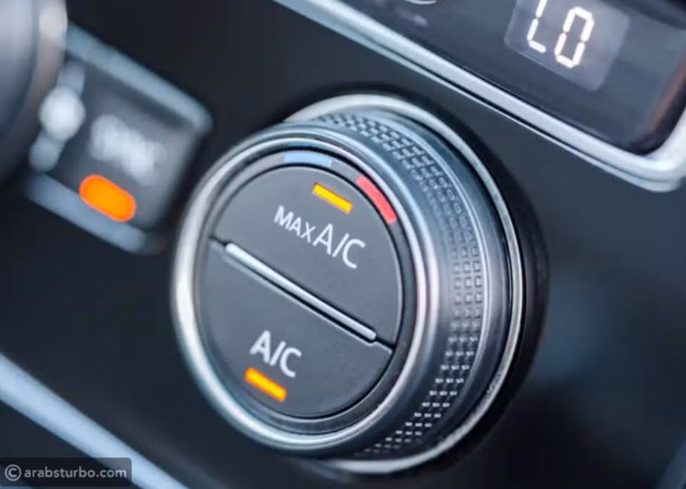 Núm vặn điều chỉnh điều hòa ô tô với chế độ làm lạnh tối đa (MAX A/C) đang được bật. Ảnh: Arabic Language