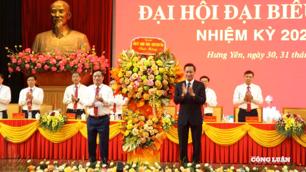 Đồng chí Nguyễn Hữu Nghĩa, Ủy viên Ban Chấp hành Trung ương Đảng, Bí thư Tỉnh ủy Hưng Yên tặng hoa chúc mừng Đại hội