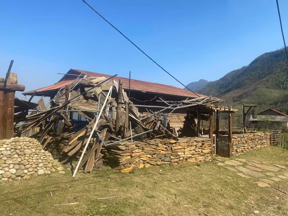 lao cai gio loc nui sa pa lam 17 ngoi nha dan bi toc mai hinh 2