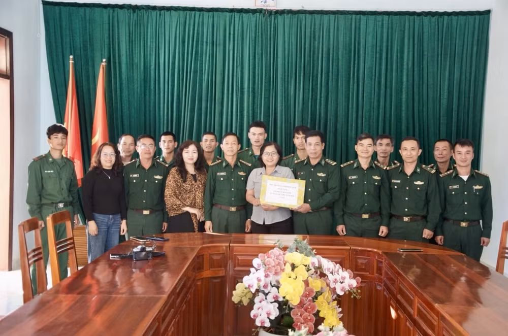 hoi nha bao tinh kon tum tang an pham bao xuan giap thin 2024 cho cac don bien phong hinh 1