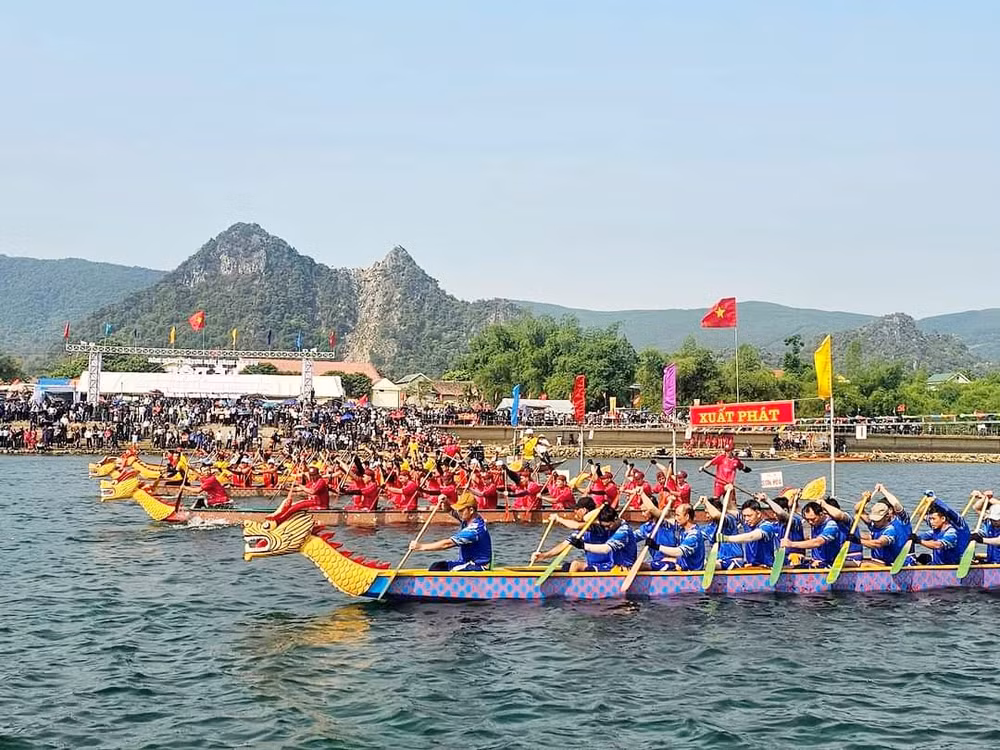 tranh tai giai dua thuyen truyen thong tren song gianh o quang binh hinh 1