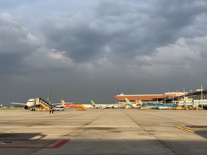 Sẽ chia nhóm để cách ly y tế khi nối lại các chuyến bay thương mại quốc tế. Ảnh: Dương Lâm