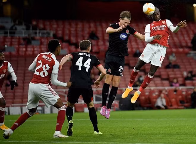 Câu lạc bộ Arsenal (áo đỏ trắng) giành thế thượng phong trước Dundalk. Ảnh: bongda24h.vn