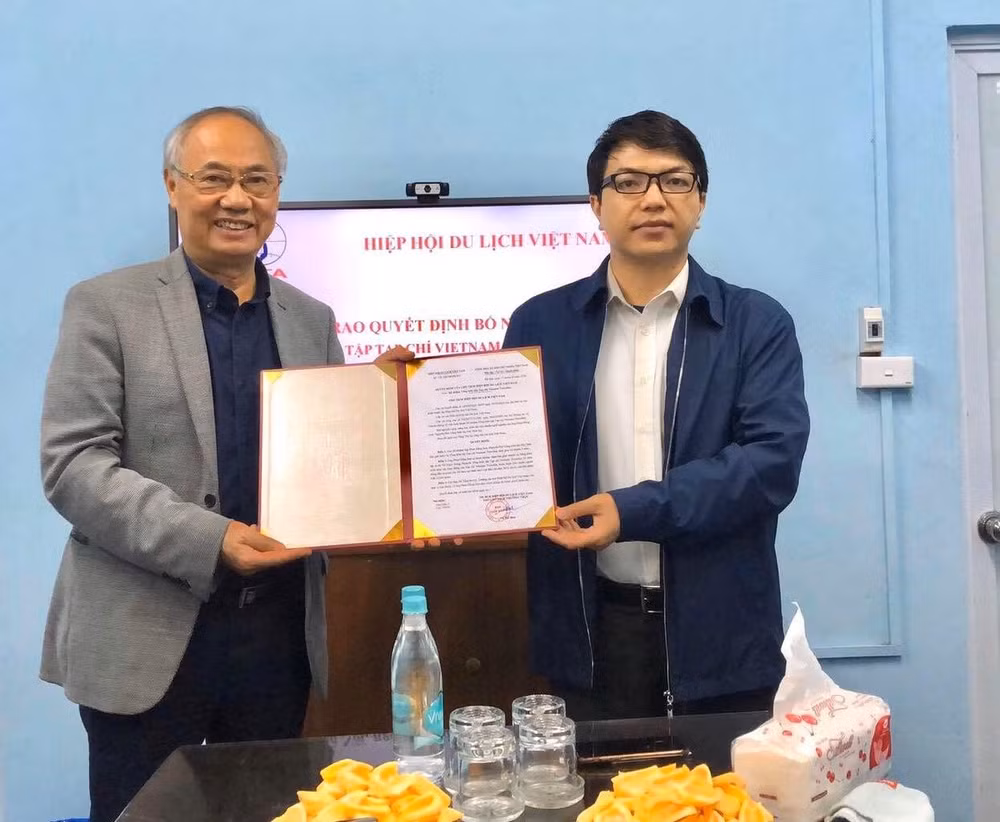 Ông Vũ Thế Bình, Phó Chủ tịch Thường trực Hiệp hội Du lịch Việt Nam trao Quyết định bổ nhiệm Tổng biên tập cho nhà báo Phan Hồng Sơn. Ảnh: PV