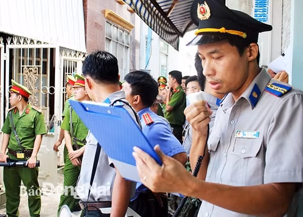 Trong thời hạn không quá 30 ngày, cơ quan thi hành án dân sự phải tổ chức giao tài sản cho người mua. Trong ảnh: Cơ quan Thi hành án cưỡng chế giao tài sản cho người trúng đấu giá. Ảnh: Báo Đồng Nai
