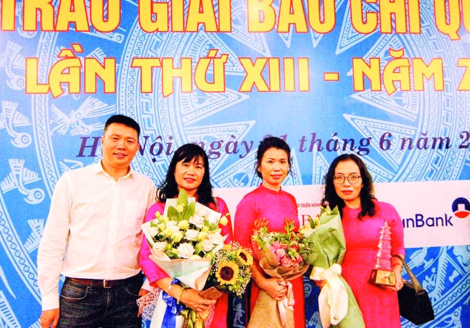Nhà báo Phùng Nguyên cùng đồng nghiệp báo Nhân Dân đoạt Giải A Giải Báo chí Quốc gia lần thứ XIII-2019.