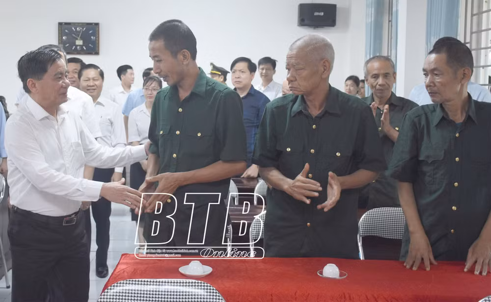 chu nhiem uy ban kiem tra trung uong tran cam tu tham tang qua nguoi co cong tai thai binh hinh 1