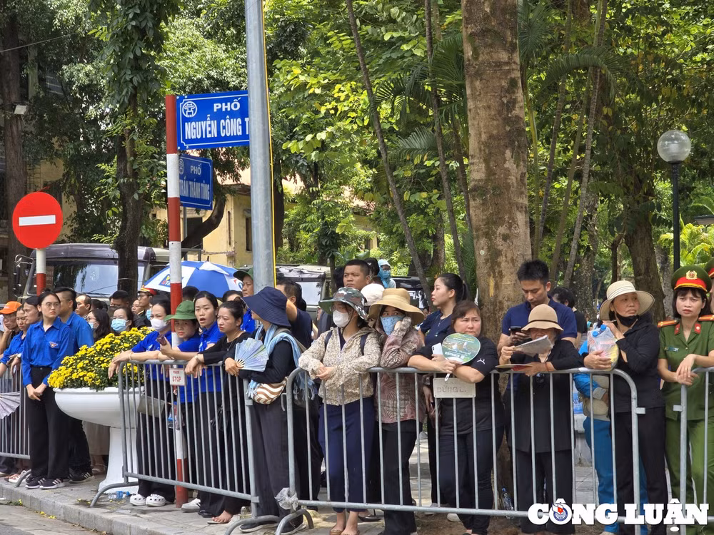an ninh that chat chuan bi cho le truy dieu va le an tang tong bi thu nguyen phu trong hinh 4