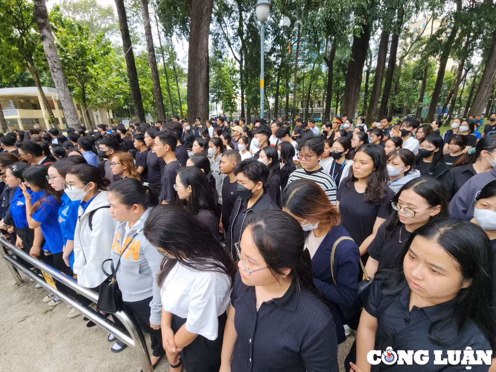 nguoi dan tp hcm xuc dong trong giay phut dien ra le truy dieu tong bi thu nguyen phu trong hinh 3