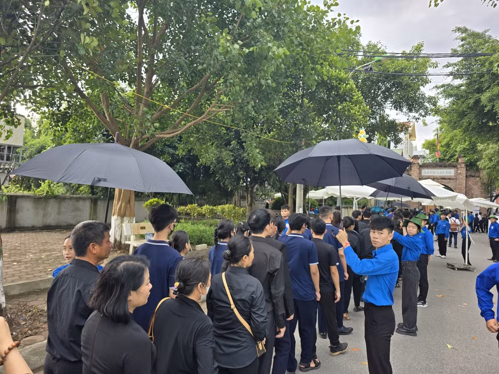 nguoi lang lai da lam quat giay pha nuoc sau phuc vu cac doan vieng tong bi thu hinh 2