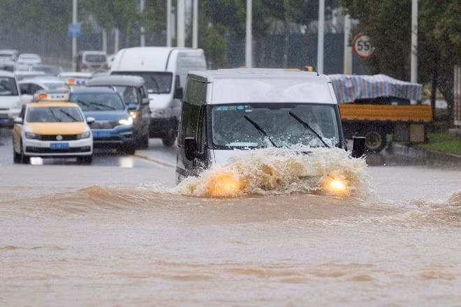 Nhiều tuyến đường tại Vũ Hán ngập trong biển nước. Ảnh: China Daily
