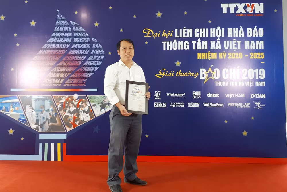 Nhà báo Vũ Xuân Cường nhận giải thời của hội đồng giải báo chí TTXVN năm 2019 cho loạt bài xử lý thông tin giả, clip xấu độc, an toàn thông tin mạng. Ảnh: NVCC
