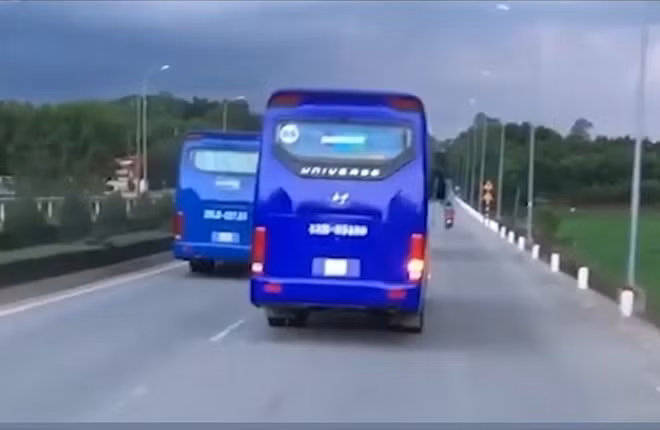 Xe chở công nhân liên tục cản đường xe chữa cháy. Ảnh cắt từ clip.