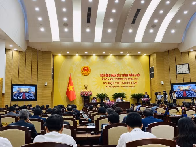 PCT UBND TP Hà Nội Nguyễn Doãn Toản báo cáo tại kỳ họp lần thứ 15 HĐND TP. Ảnh: Dương Lâm