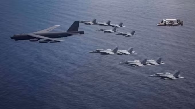 Máy bay B52 và các chiến đấu cơ của Mỹ tập trận tại Biển Đông - Ảnh: US navy