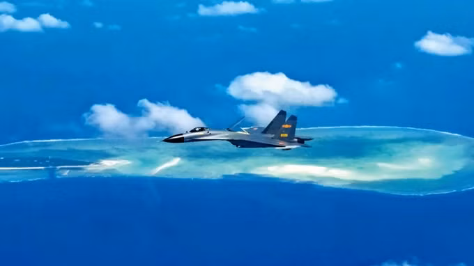 Một máy bay quân sự Trung Quốc bay qua Biển Đông, nơi có nhiều hòn đảo cả Trung Quốc, Việt Nam và Philippines cùng tuyên bố chủ quyền - Ảnh: Xinhua/Kyodo