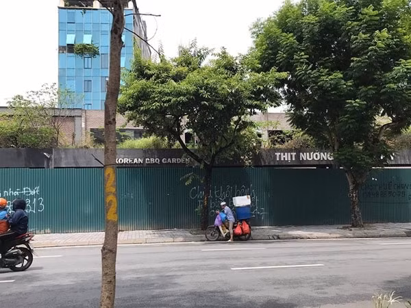 Dự án cống hóa mương thoát nước Nghĩa Đô đang bị quây rào tôn. Ảnh: PLO