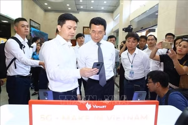 Các đại biểu tham quan các gian trưng bày sản phẩm công nghệ tại hội nghị. Ảnh: TTXVN