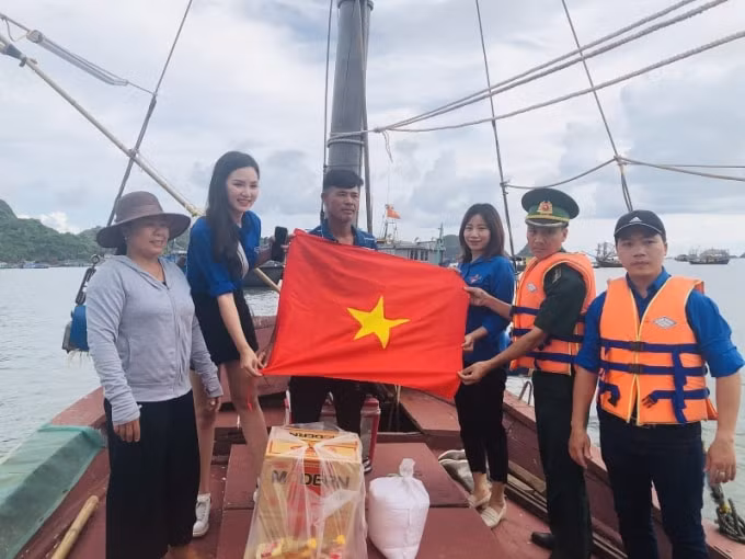 Những lá cờ, phần quà được trao tặng với mong muốn các hộ ngư dân tiếp tục bám biển, phát triển kinh tế và luôn luôn hướng về Tổ quốc Việt Nam.