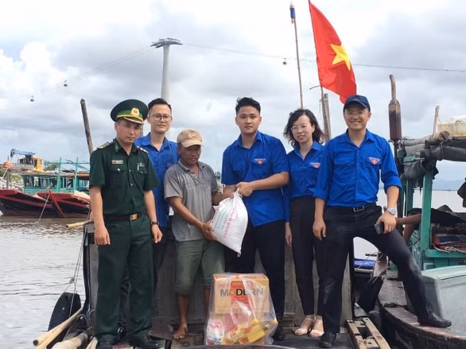 Các phần quà thiết thực và ý nghĩa được trao tới ngư dân nghèo huyện Cát Hải.
