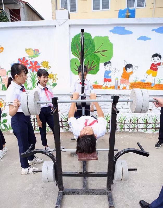 Các em thiếu nhi phấn khởi, vui mừng khi có sân chơi mới.